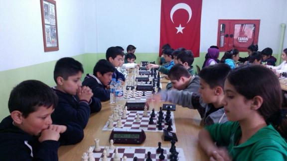 Aydıncık Ortaokulu Öğrencilerinin Satranç Turnuvasındaki Büyük Başarısı