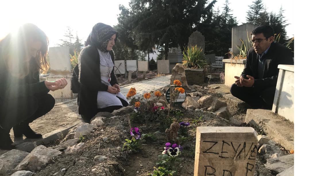 Öğretmenler Günü Programı çerçevesinde Merhum öğretmen Zeynep BOZ´un Mezarı Ziyaret Edildi...